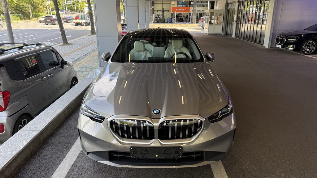 BMW 520i 베이스 전면 디자인
